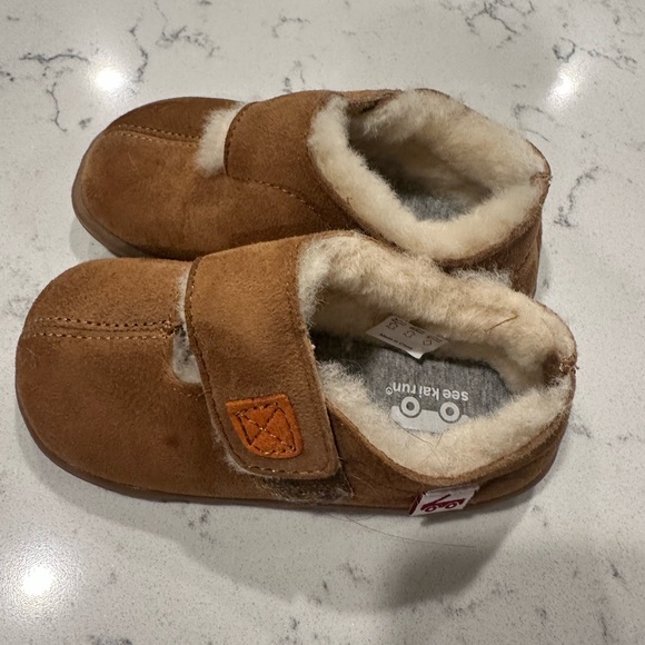 See Kai Run Kids Colby | Brown Shearling shoes size 8 - Picture 2 of 3